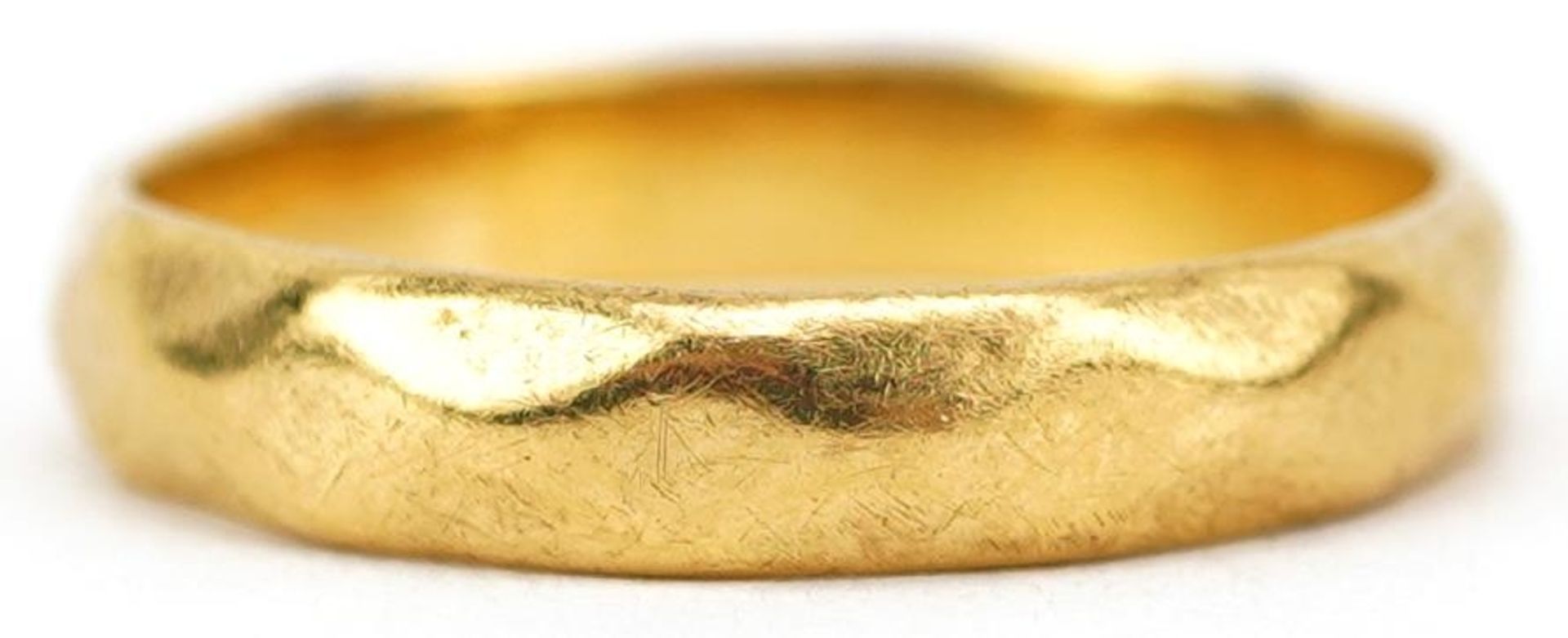 22ct gold wedding band, size K, 3.1g : For further information on this lot please visit