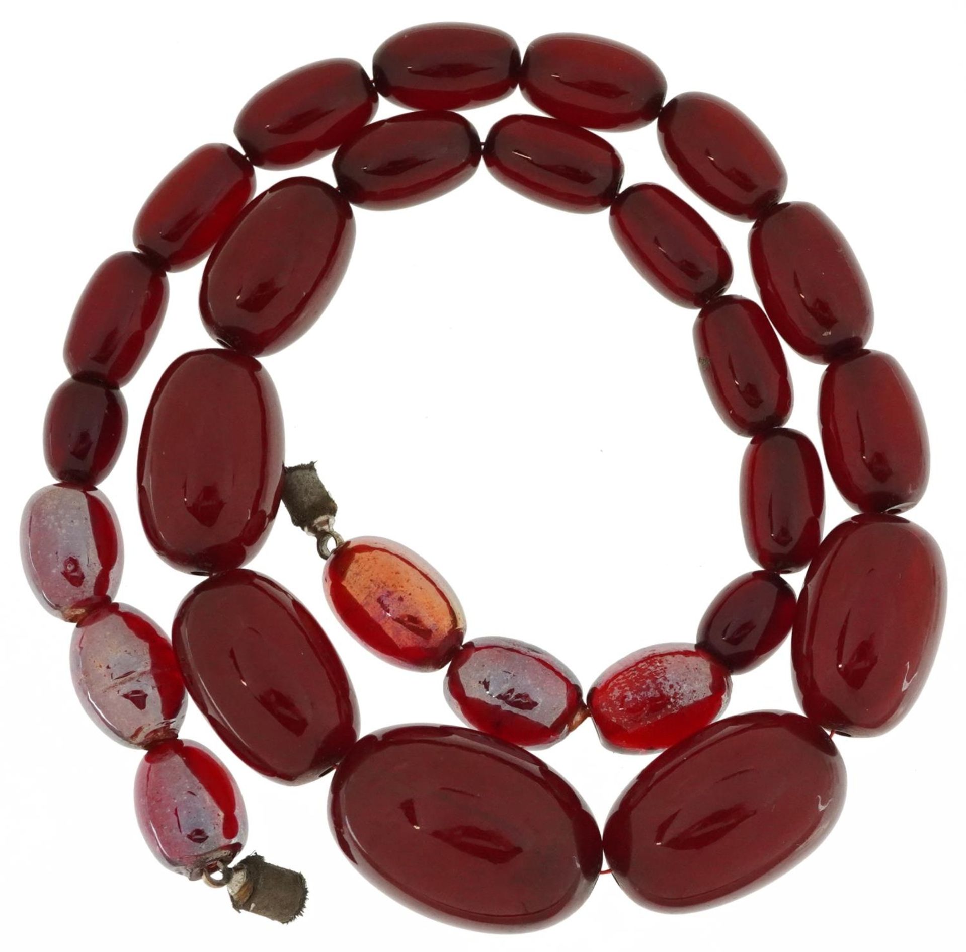 Cherry amber coloured bead necklace, the largest bead approximately 25.5mm x 17mm in diameter, - Bild 2 aus 7