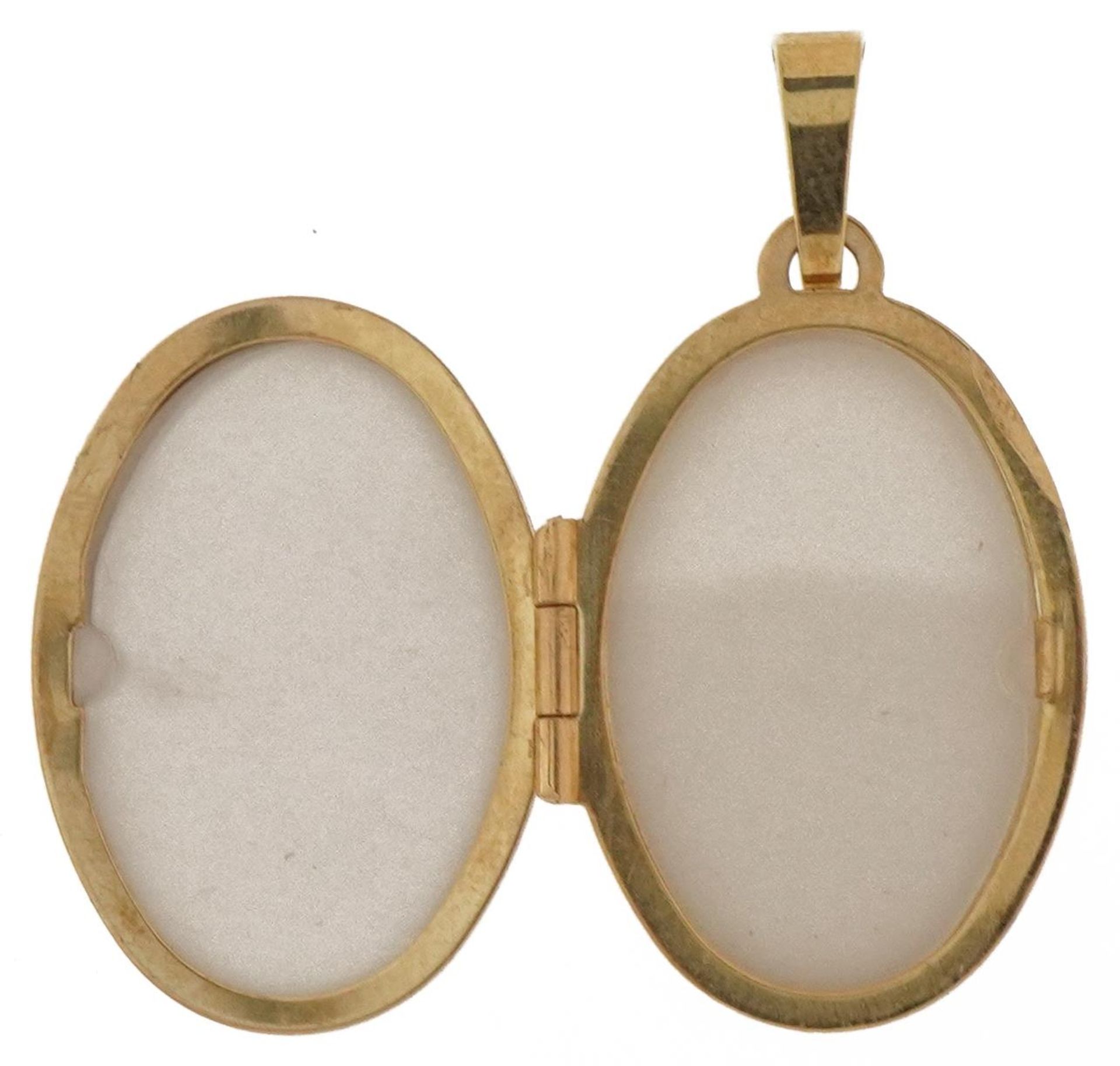 9ct gold oval engraved locket, 3cm high, 2.8g : For further information on this lot please visit - Bild 2 aus 4