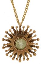 9ct gold green spinel solitaire starburst pendant on a 9ct gold necklace, 2cm in diameter and 40cm