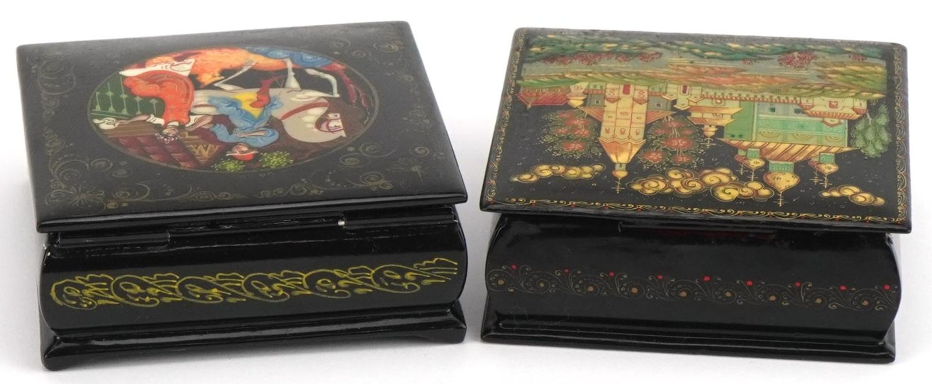 Two Russian black lacquered boxes with hinged lids including one hand painted with a figure on - Bild 3 aus 5