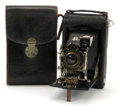 Vintage Kodak camera with case : For further information on this lot please visit