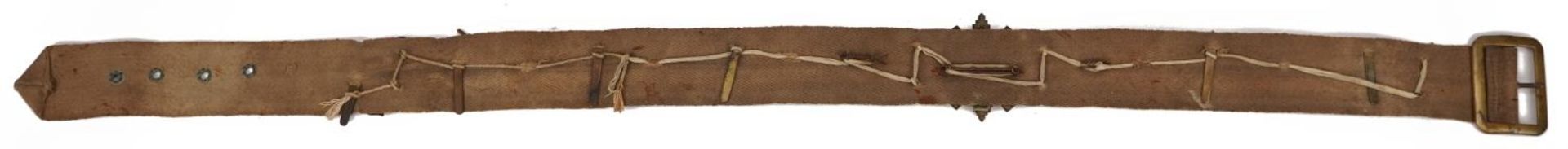 Military interest canvas belt with various cap badges and buttons including East Yorkshire and - Bild 5 aus 5