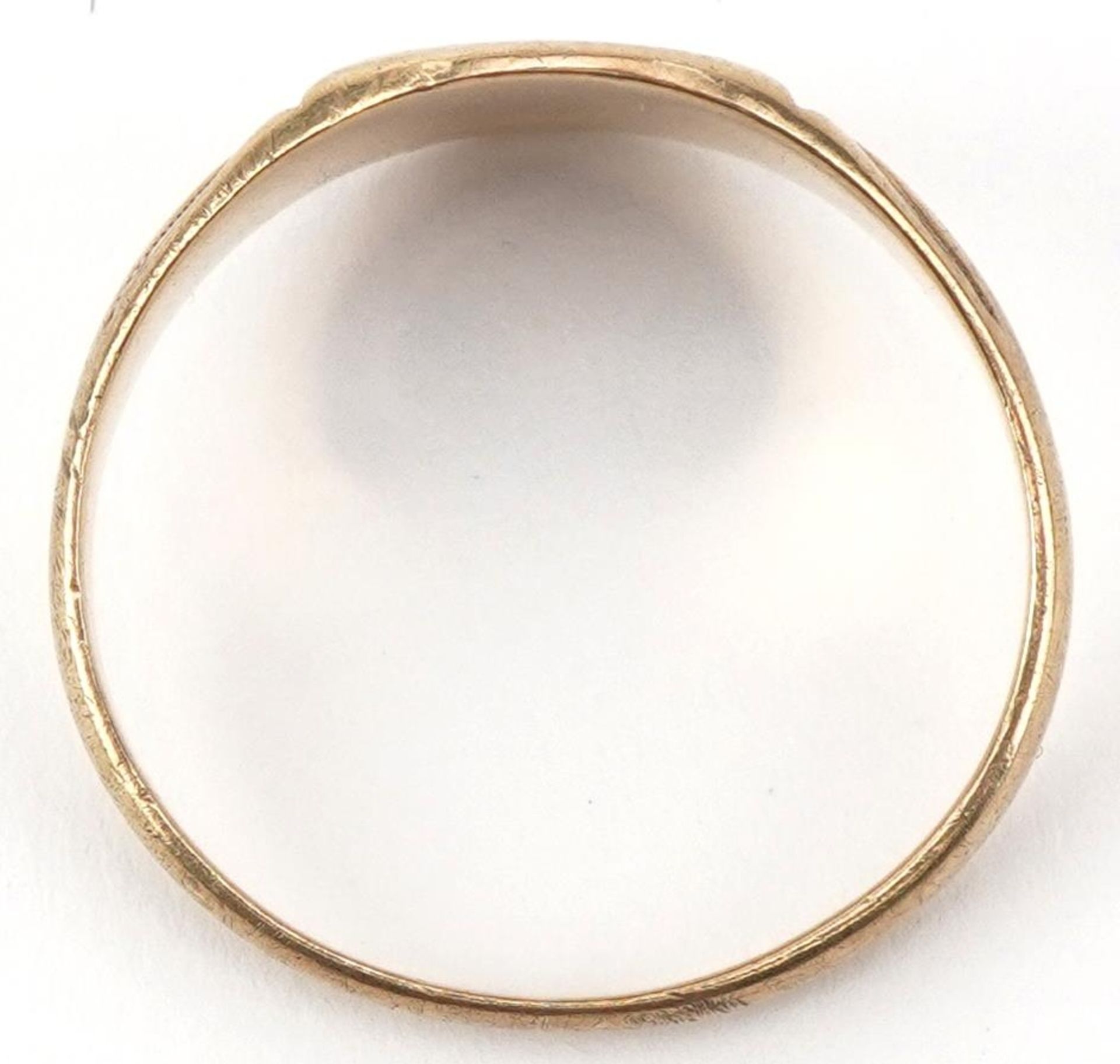 9ct gold engraved signet ring, size U, 3.9g : For further information on this lot please visit - Bild 3 aus 4