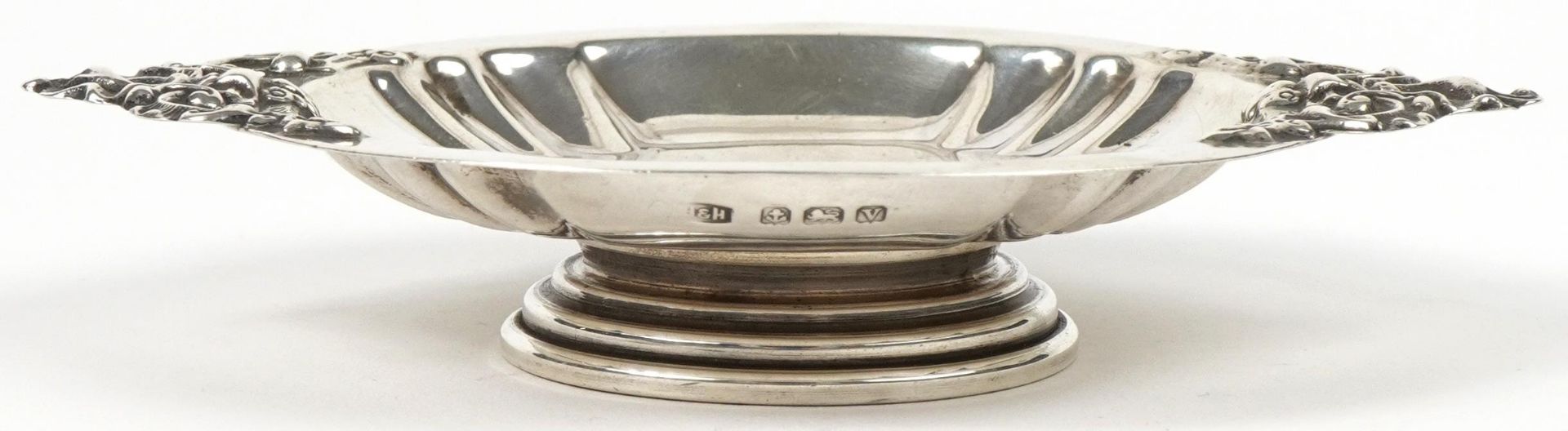 Hukin & Heath Ltd, George VI silver pedestal sweetmeat dish with twin handles, Birmingham 1945, 13.