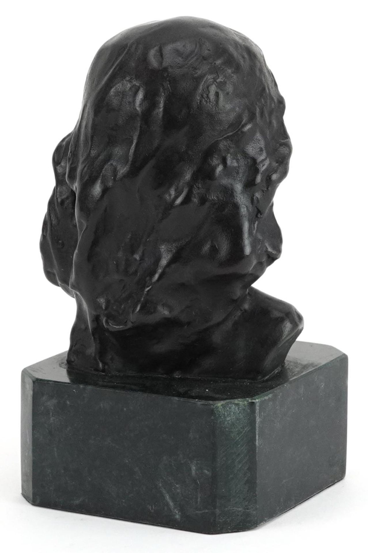 Patinated bronze head and shoulders bust of a young female raised on a green marble base, 15cm - Bild 3 aus 4
