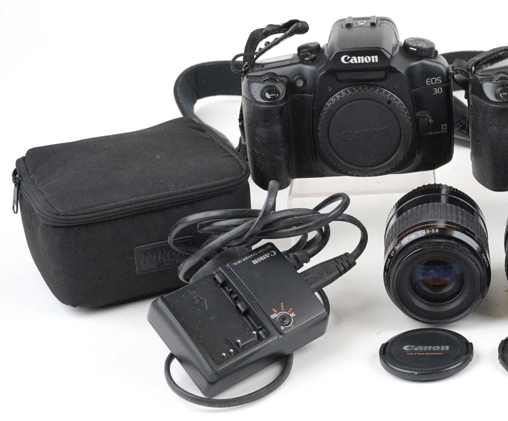 Vintage and later cameras and accessories including a Nikon D90 and two Canon EOS 30 : For further - Bild 2 aus 3
