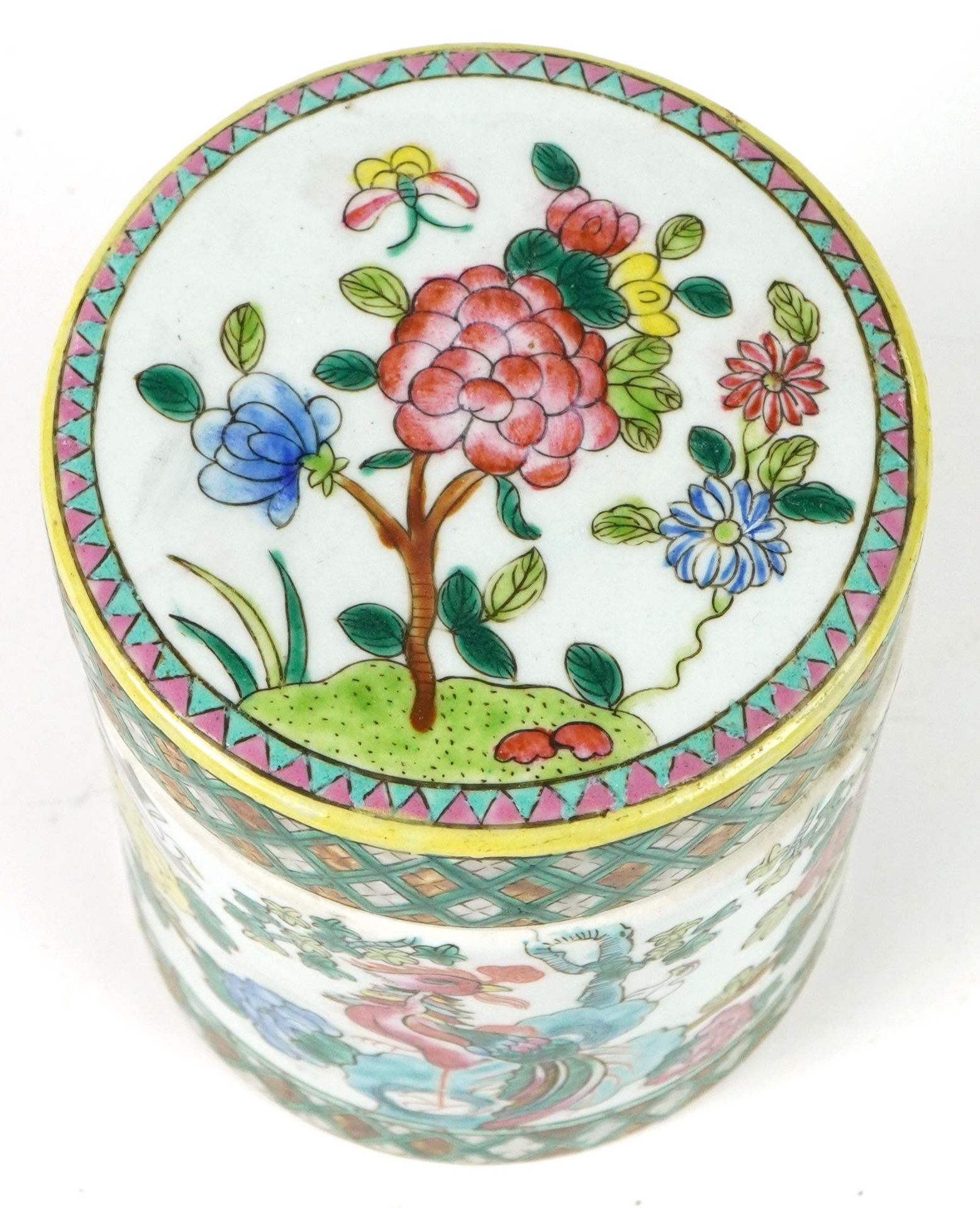 Chinese Canton porcelain cylindrical box and cover hand painted in the famille rose palette with - Bild 2 aus 7