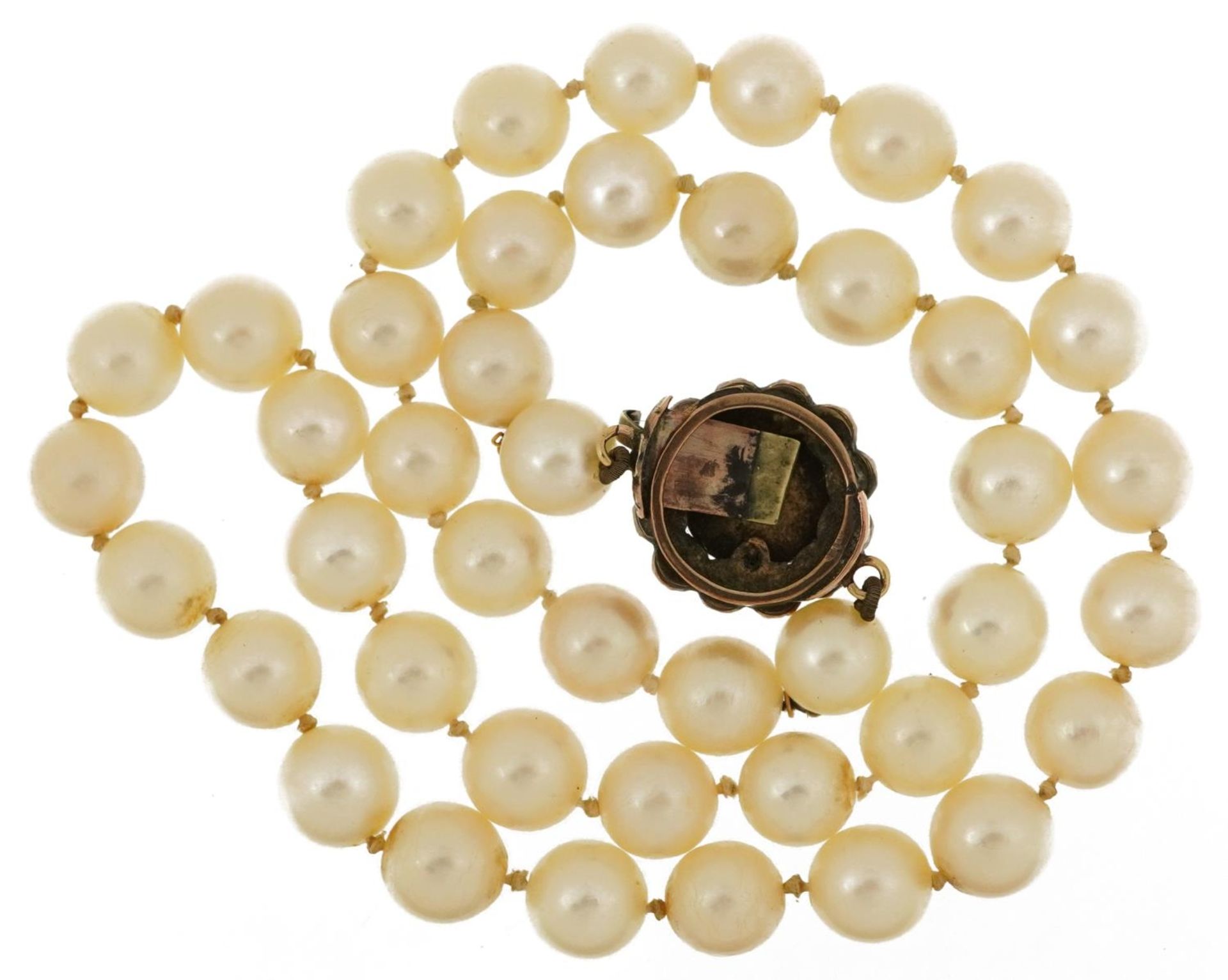 Cultured pearl single row necklace with silver gilt Bohemian garnet clasp, 42cm in length, 37.4g : - Bild 3 aus 3