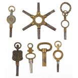 Antique watch keys, various sizes : For further information on this lot please visit