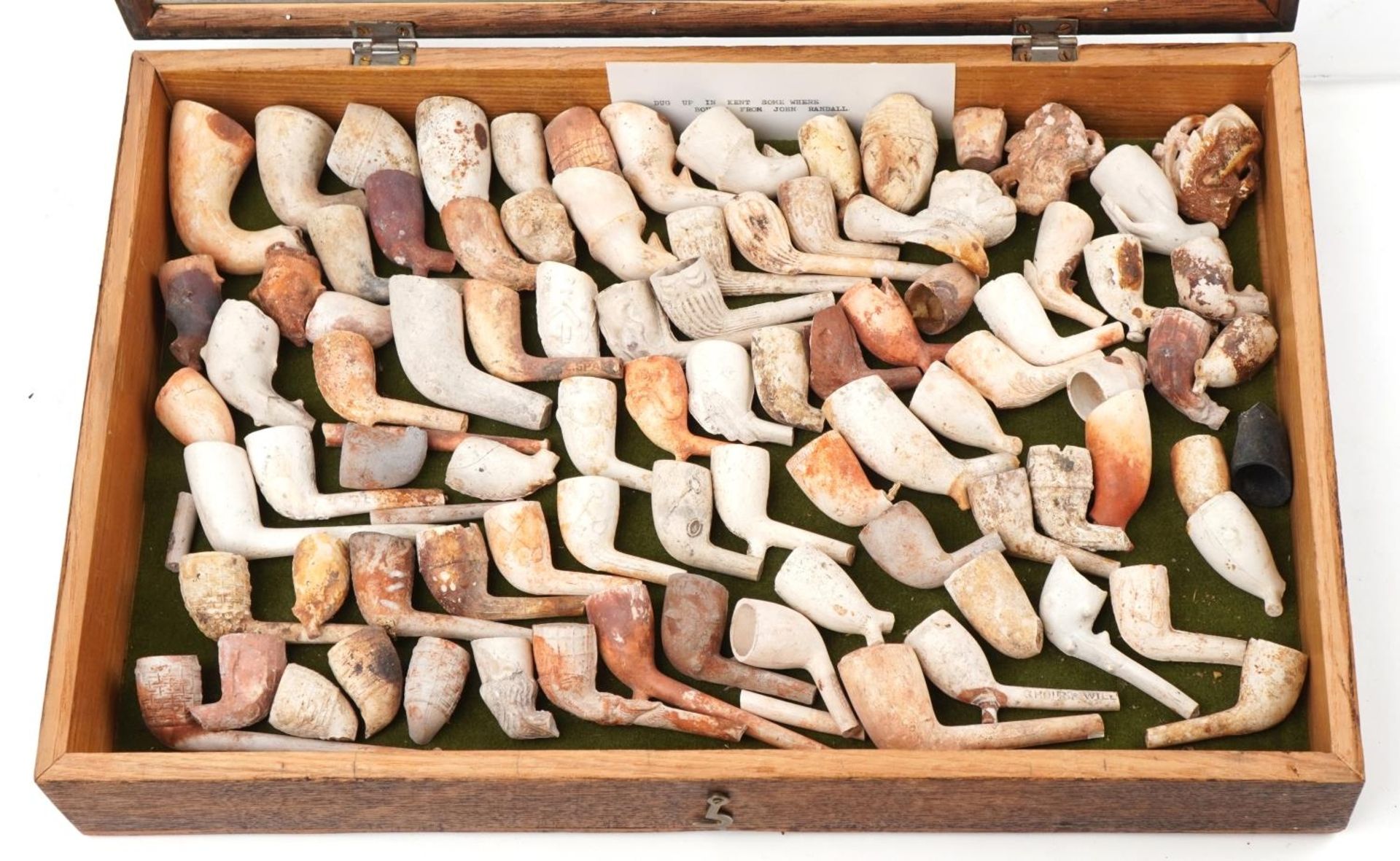 Large collection of antique clay tobacco smoking pipes and bowls arranged in a glazed display case - Bild 2 aus 5
