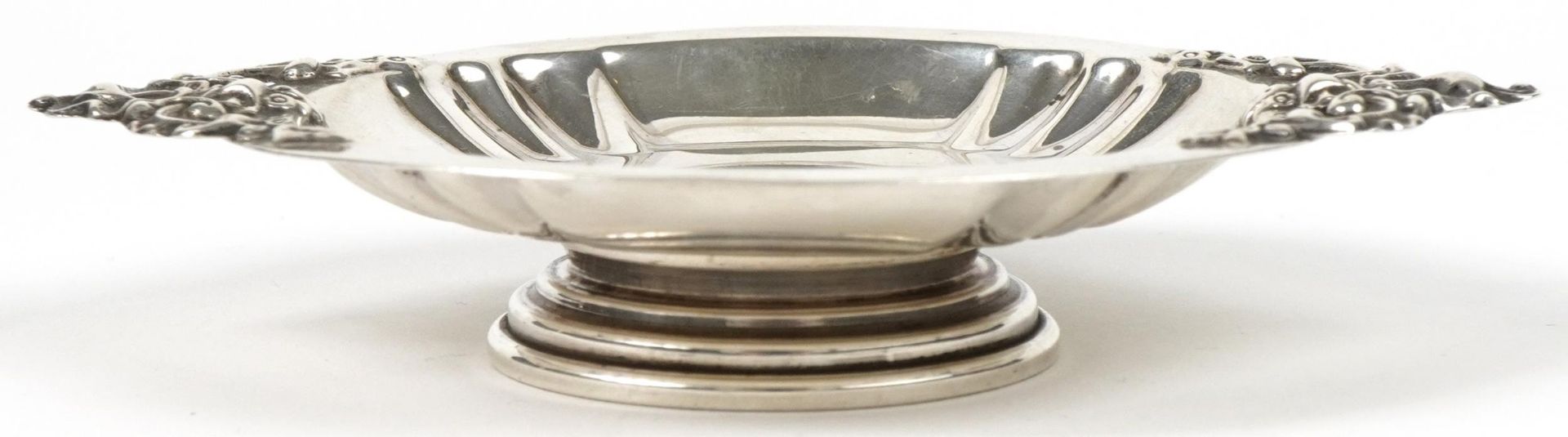 Hukin & Heath Ltd, George VI silver pedestal sweetmeat dish with twin handles, Birmingham 1945, 13. - Bild 2 aus 5