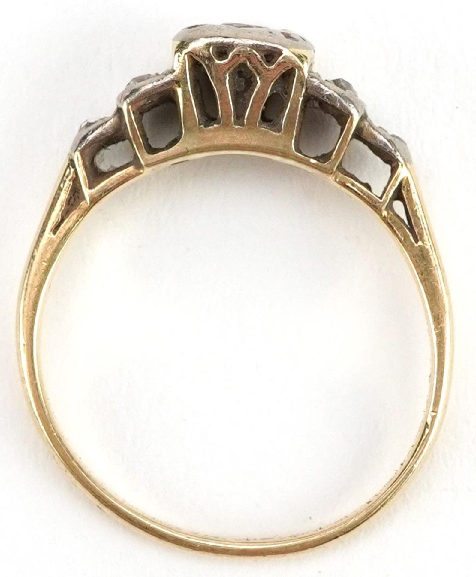 Art Deco 18ct gold diamond ring with stepped shoulders, the central diamond approximately 0.11 - Image 3 of 5