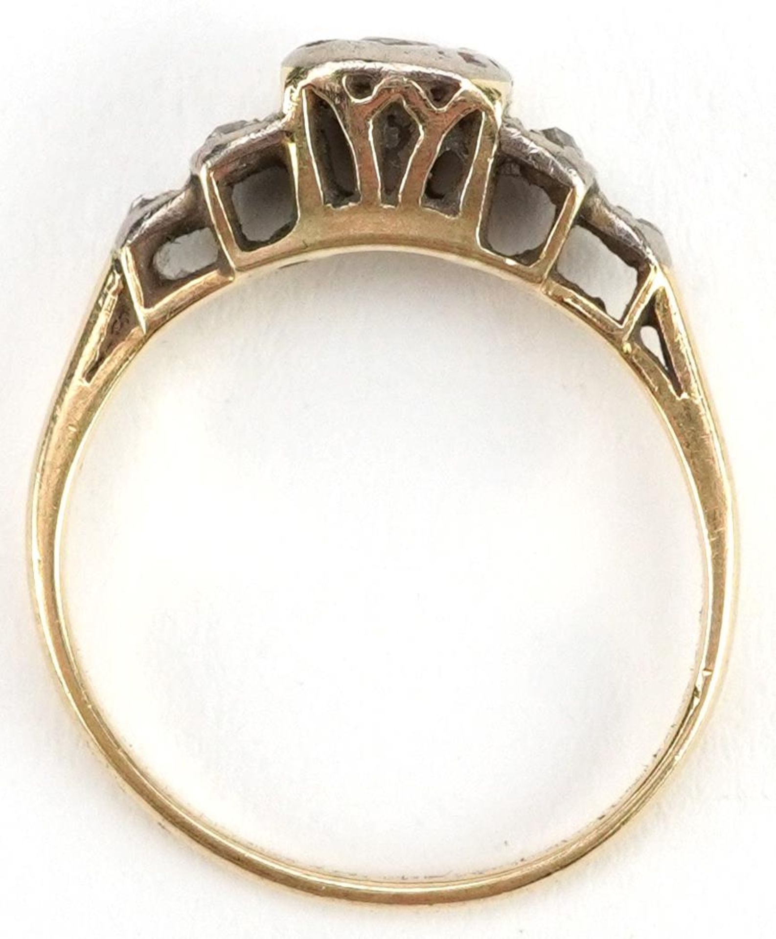 Art Deco 18ct gold diamond ring with stepped shoulders, the central diamond approximately 0.11 - Bild 3 aus 5
