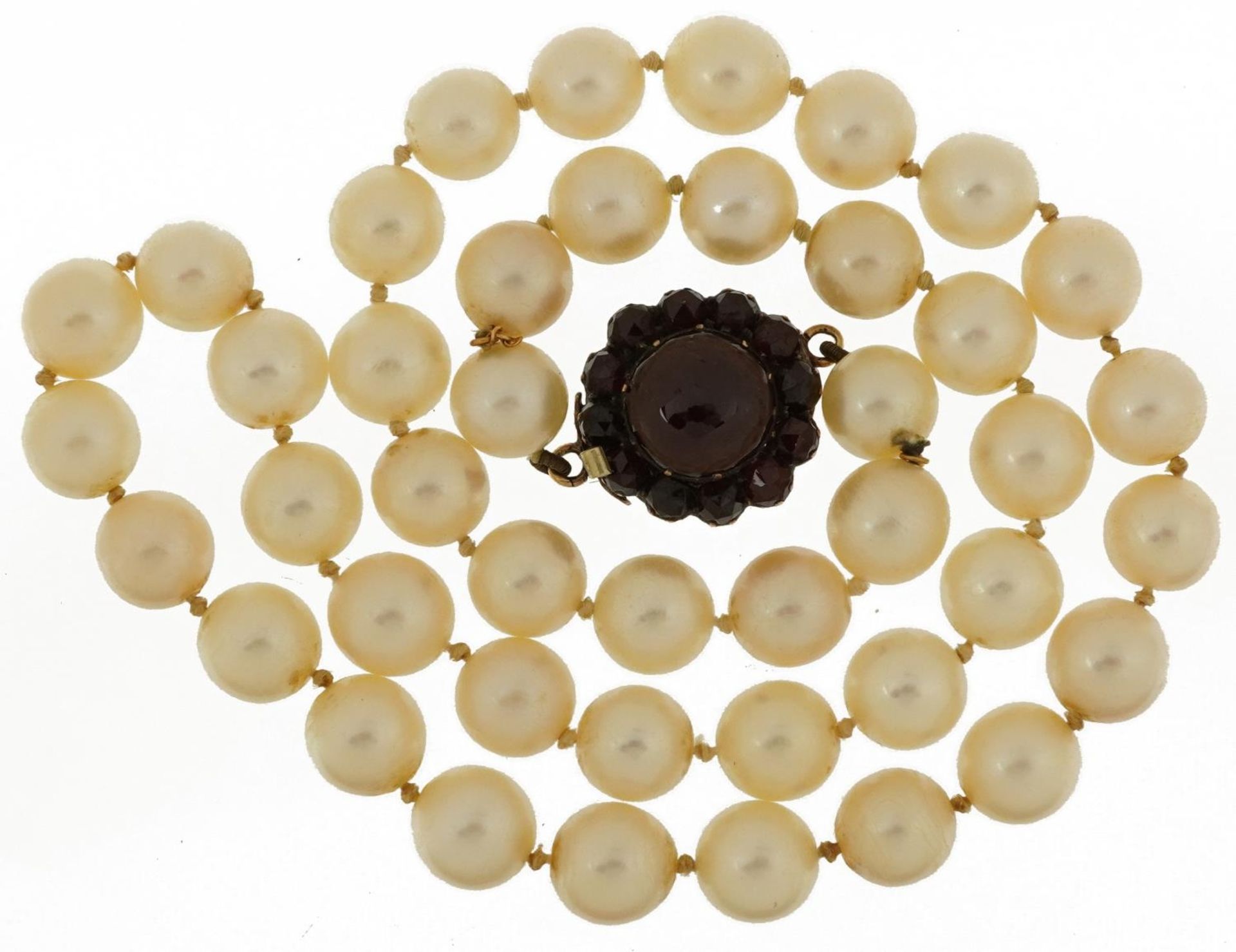 Cultured pearl single row necklace with silver gilt Bohemian garnet clasp, 42cm in length, 37.4g : - Bild 2 aus 3