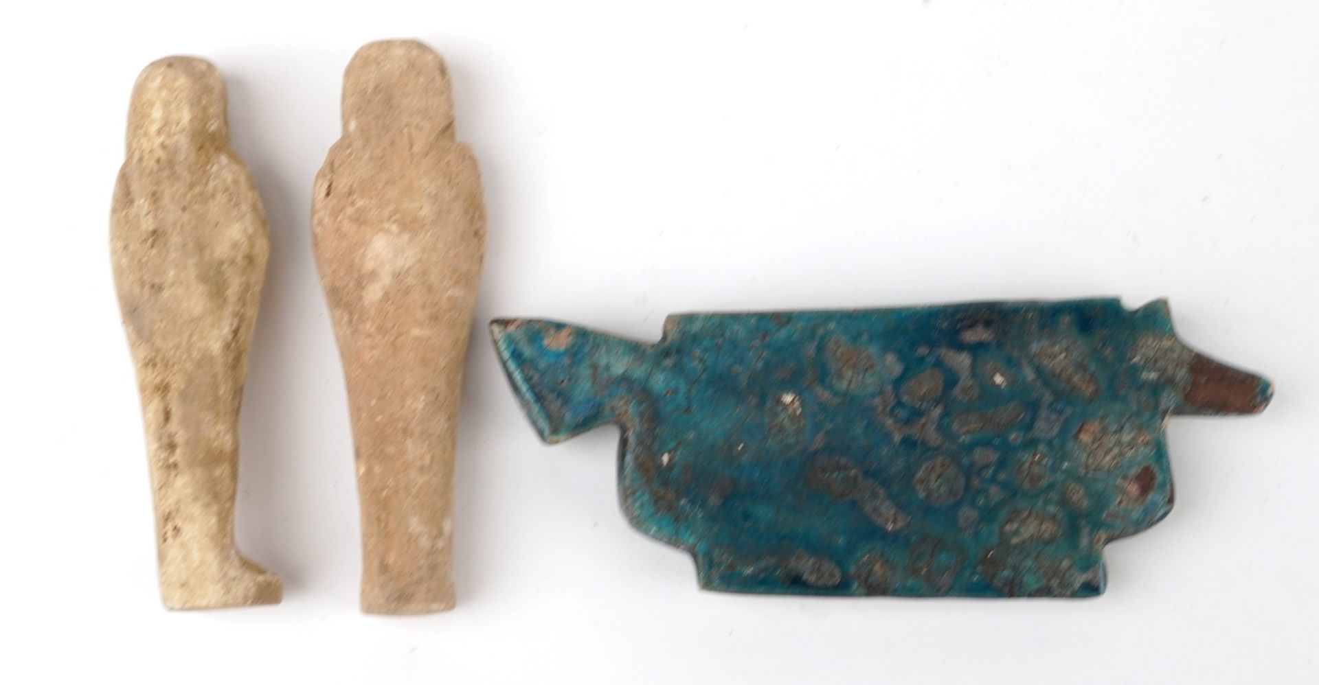 Two Egyptian style ushabtis and a faience glazed amulet, the largest 16cm wide : For further - Bild 2 aus 2
