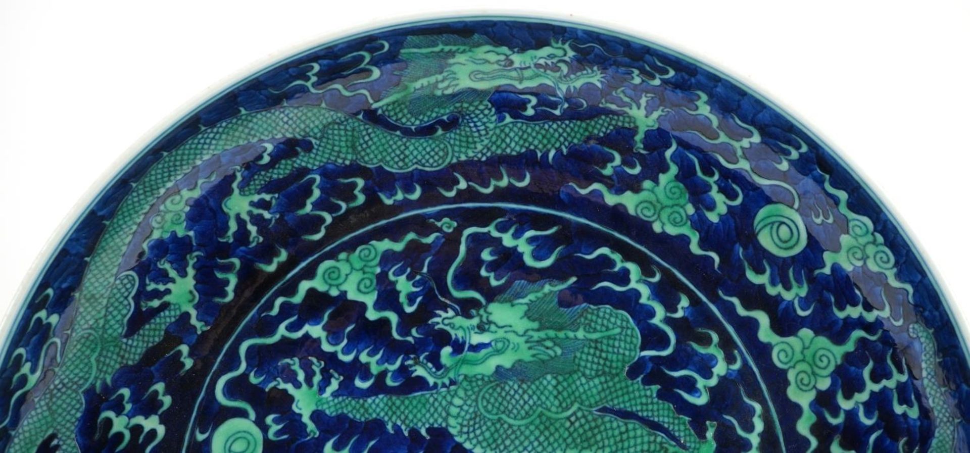 Large Chinese porcelain blue ground charger hand painted with dragons chasing the flaming pearl - Bild 2 aus 5