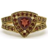9ct gold garnet ring, size N, 4.3g : For further information on this lot please visit