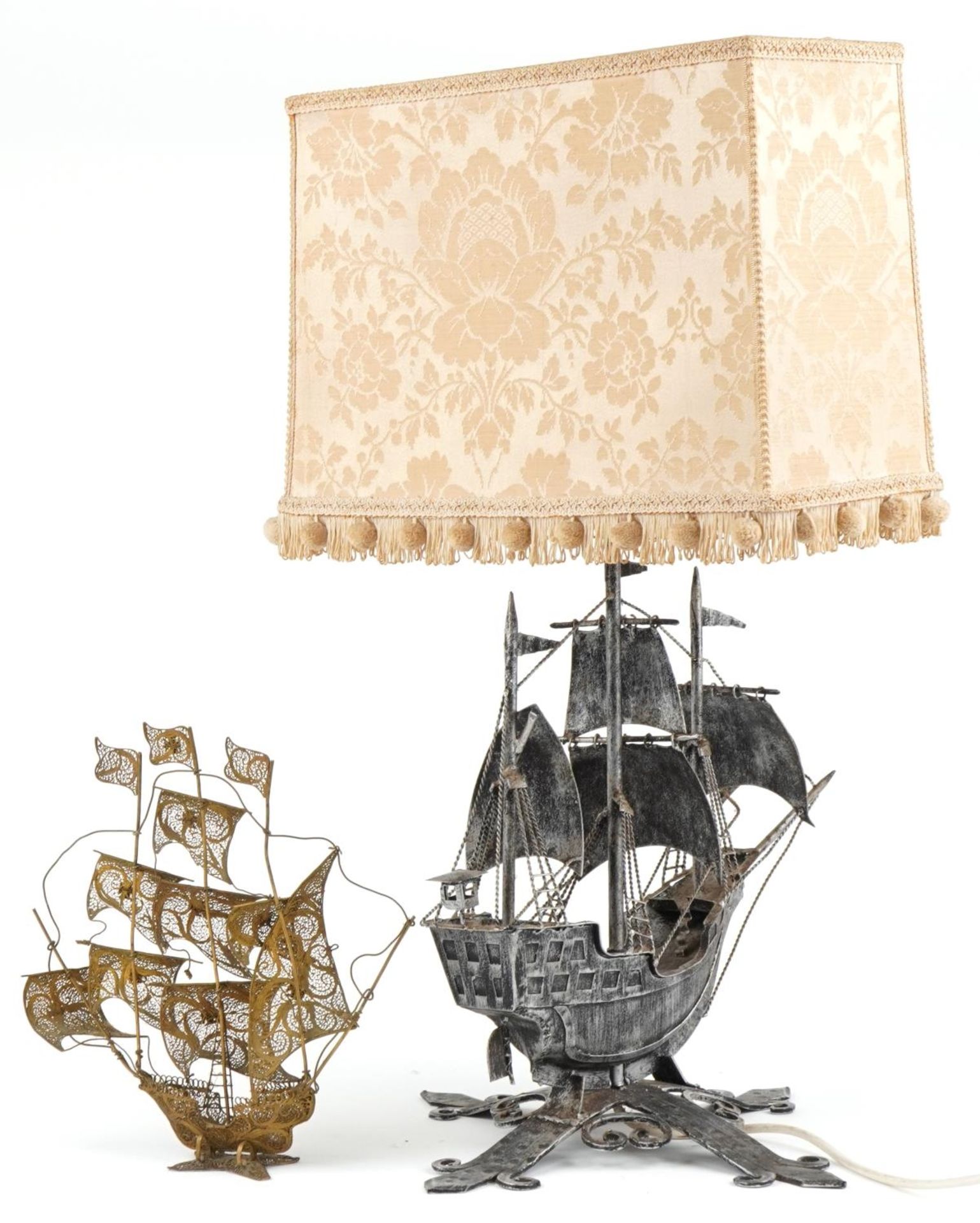 Silvered cast metal Maltese ship table lamp with shade and a similar gilt filigree sculpture, the - Bild 4 aus 5