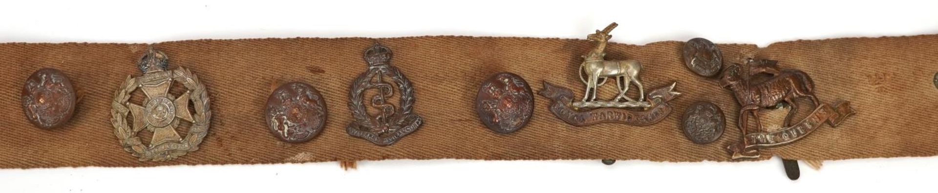 Military interest canvas belt with various cap badges and buttons including East Yorkshire and - Bild 4 aus 5