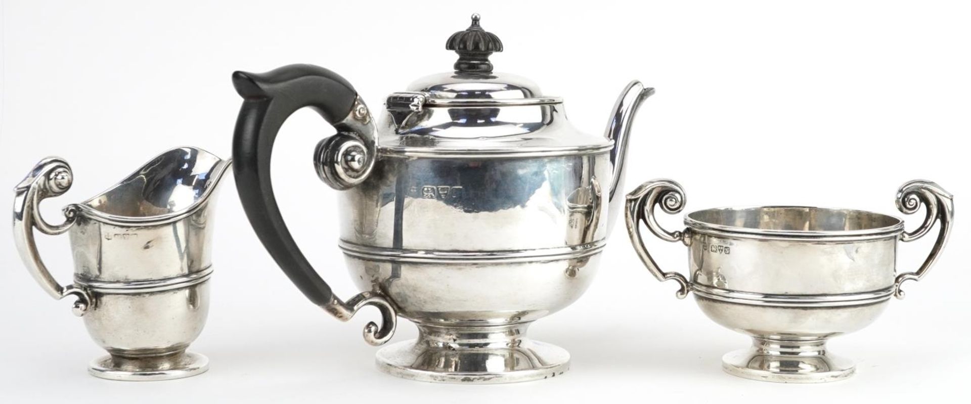 George Nathan & Ridley Hayes, Edwardian silver three piece tea service, the teapot with ebonised - Bild 2 aus 4