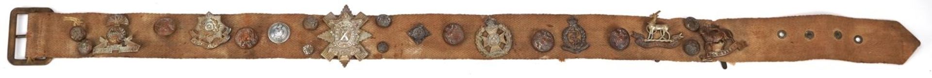 Military interest canvas belt with various cap badges and buttons including East Yorkshire and - Bild 2 aus 5