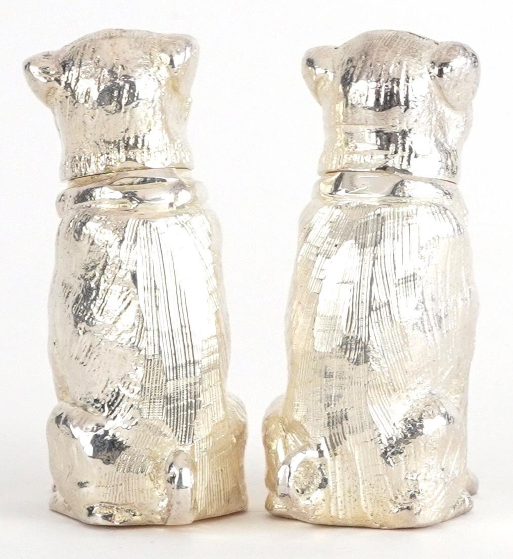 Pair of novelty silver plated salt and pepper casters in the form of dogs, each 6.5cm high : For - Bild 2 aus 3