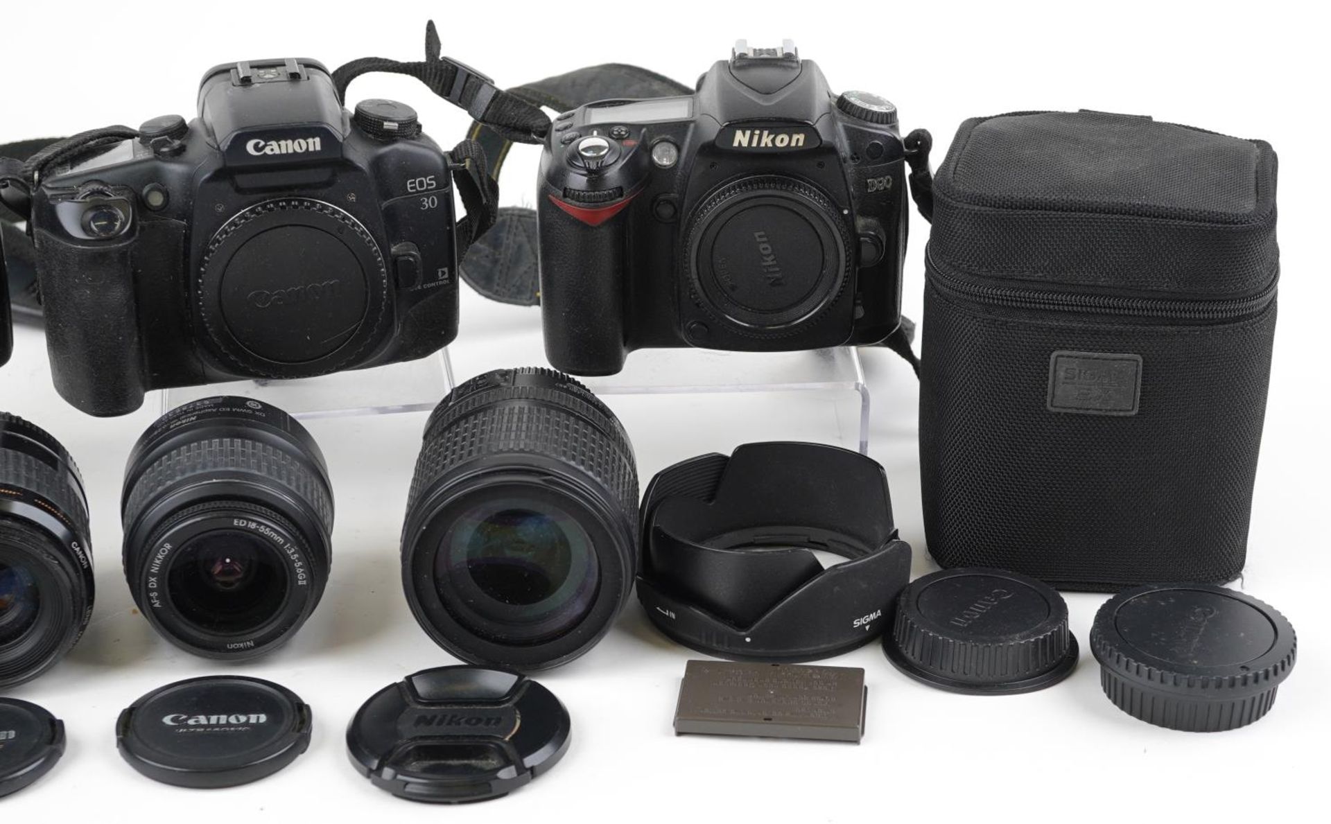 Vintage and later cameras and accessories including a Nikon D90 and two Canon EOS 30 : For further - Bild 3 aus 3