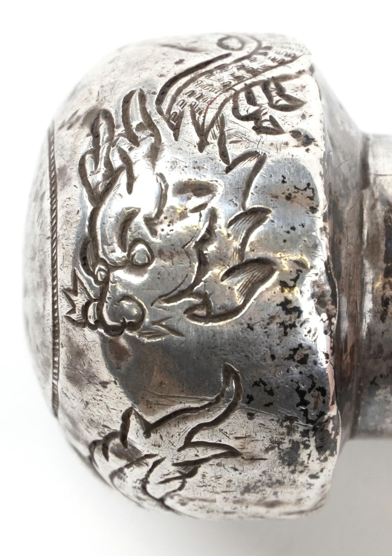 Malacca walking stick with Chinese silver pommel engraved with dragons, 85cm in length : For further - Image 6 of 7