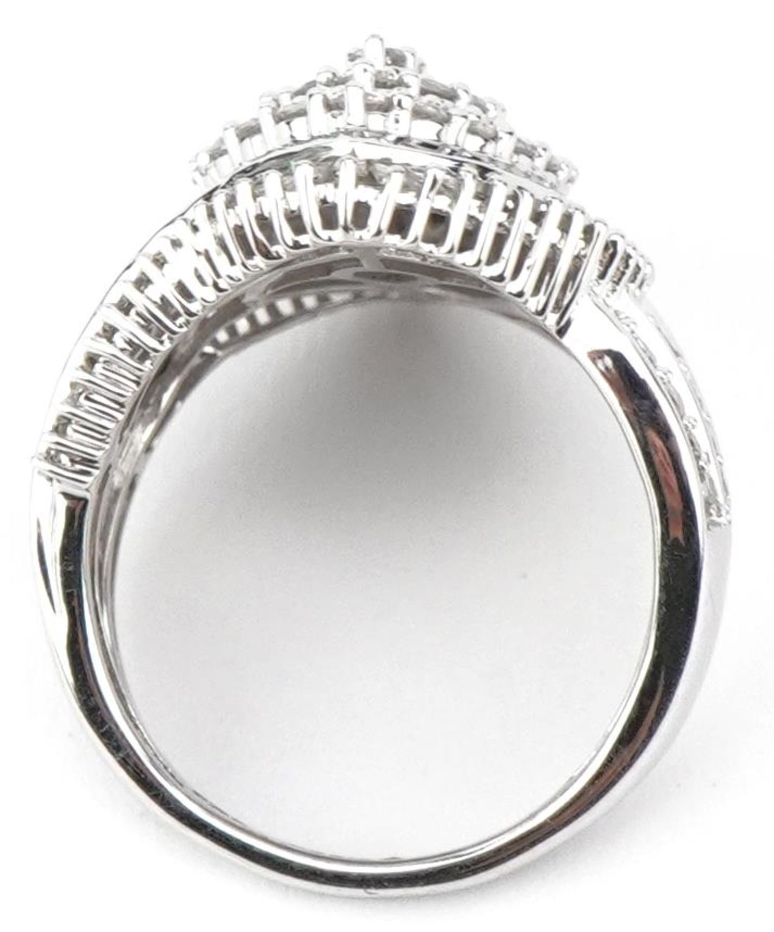 9ct white gold diamond cocktail ring set with round brilliant cut and baguette cut diamonds, total - Image 4 of 6
