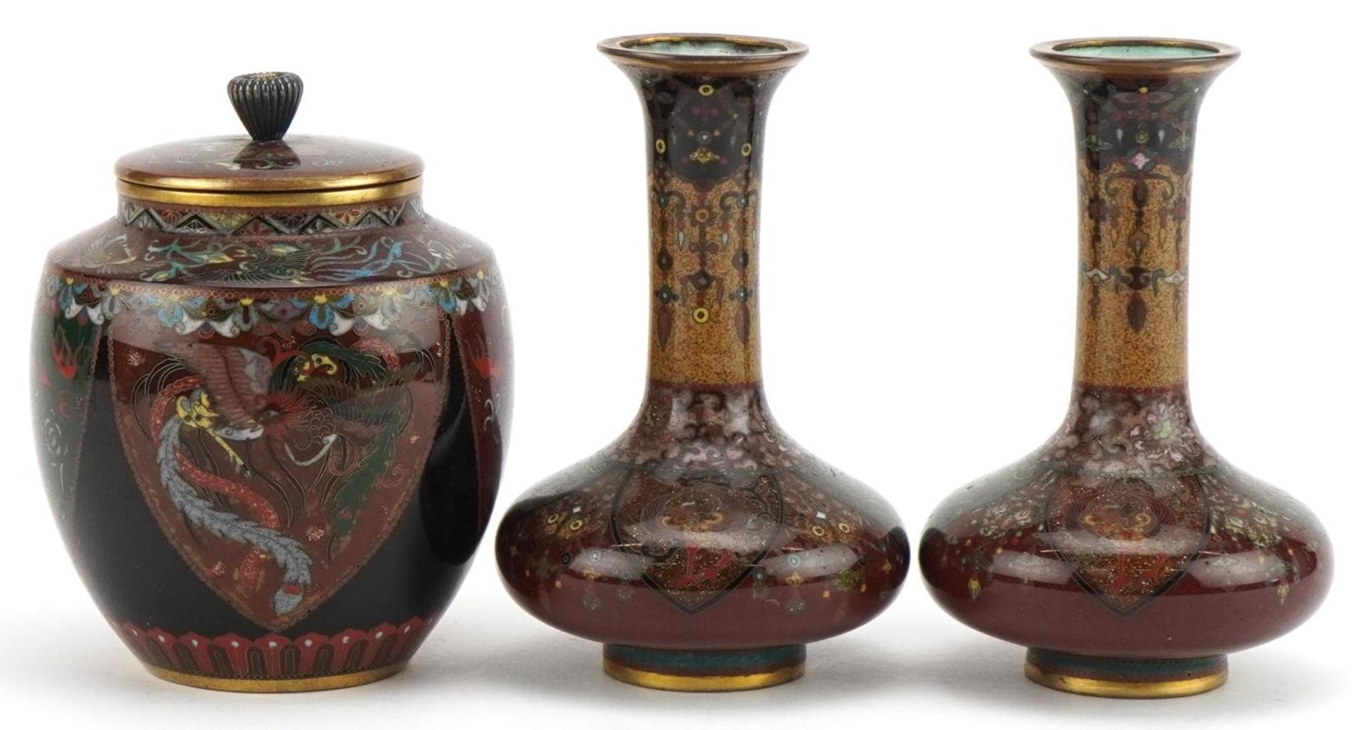Japanese cloisonne comprising a pair of vases and a jar and cover enamelled with phoenixes and - Bild 3 aus 6