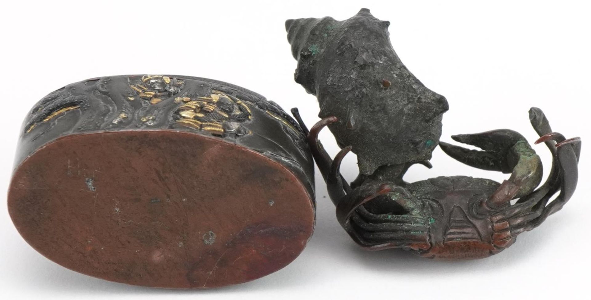 Japanese patinated bronze crab and shell kimono and a mixed metal box, the largest 4.5cm wide : - Bild 7 aus 7