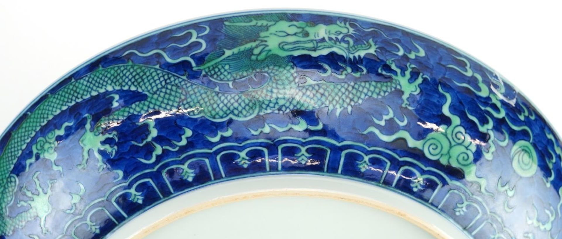Large Chinese porcelain blue ground charger hand painted with dragons chasing the flaming pearl - Bild 4 aus 5