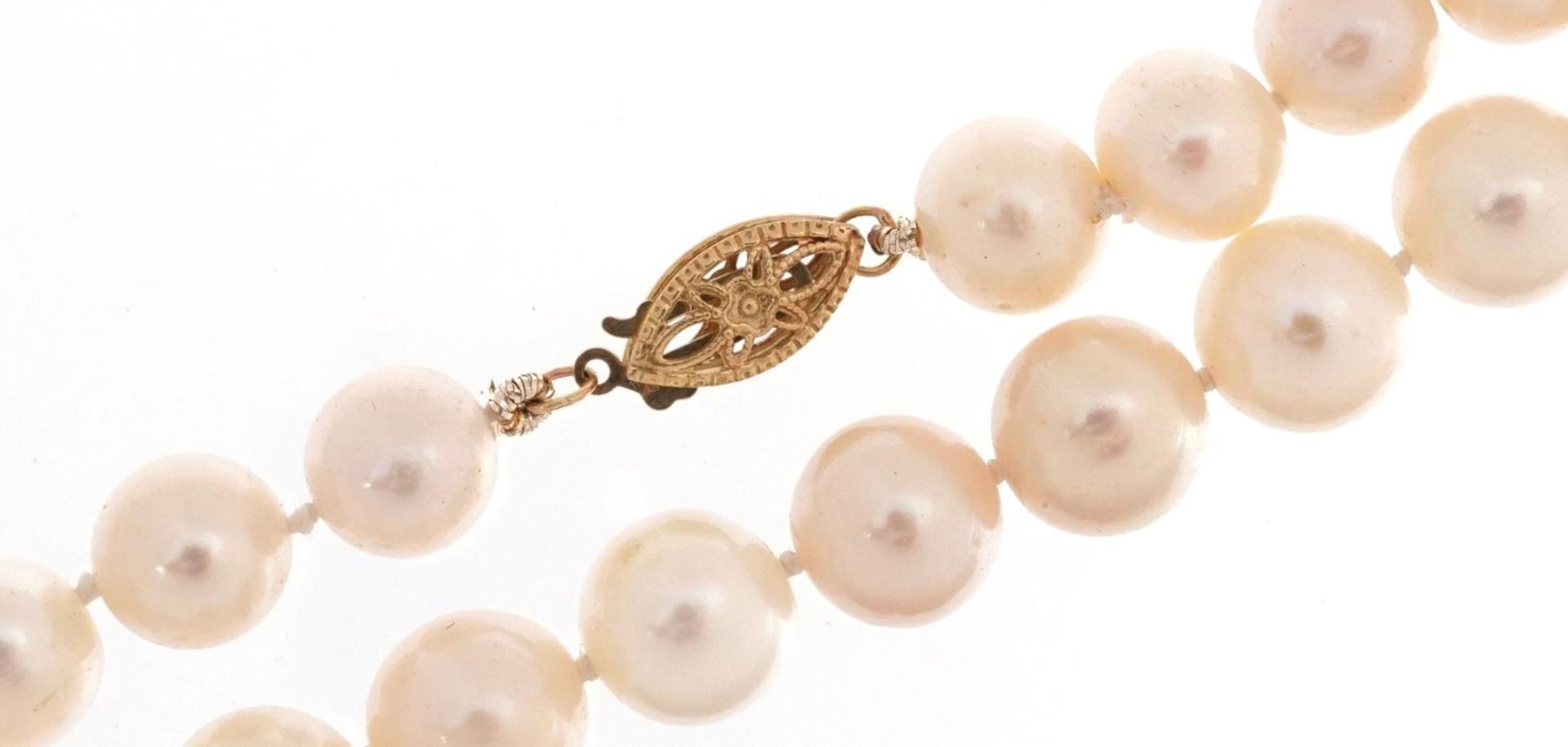 Cultured pearl single row necklace with 14ct gold clasp, 42cm in length, 38.3g : For further - Bild 2 aus 4