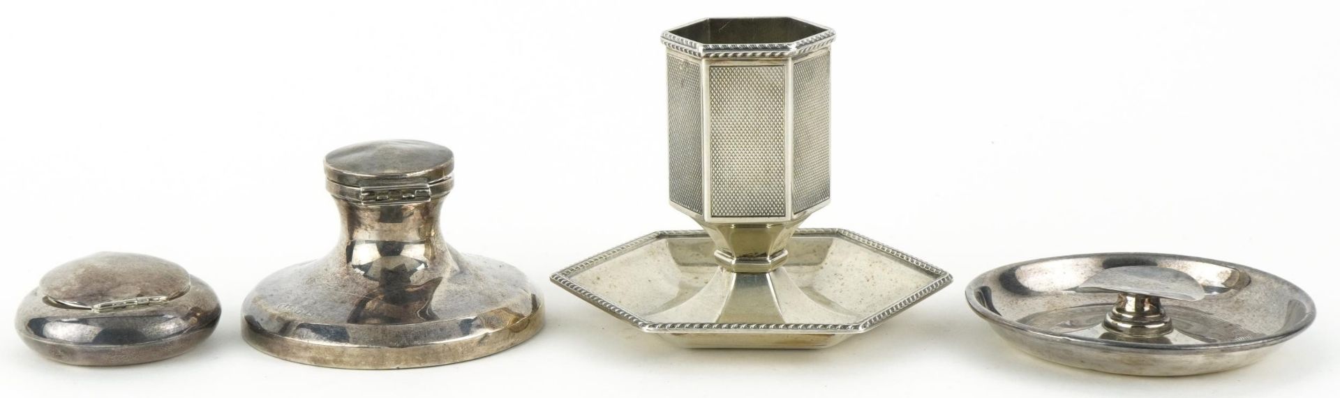 Silver objects including an engine turned match stand and a capstan inkwell, the largest 7.5cm high, - Bild 2 aus 7