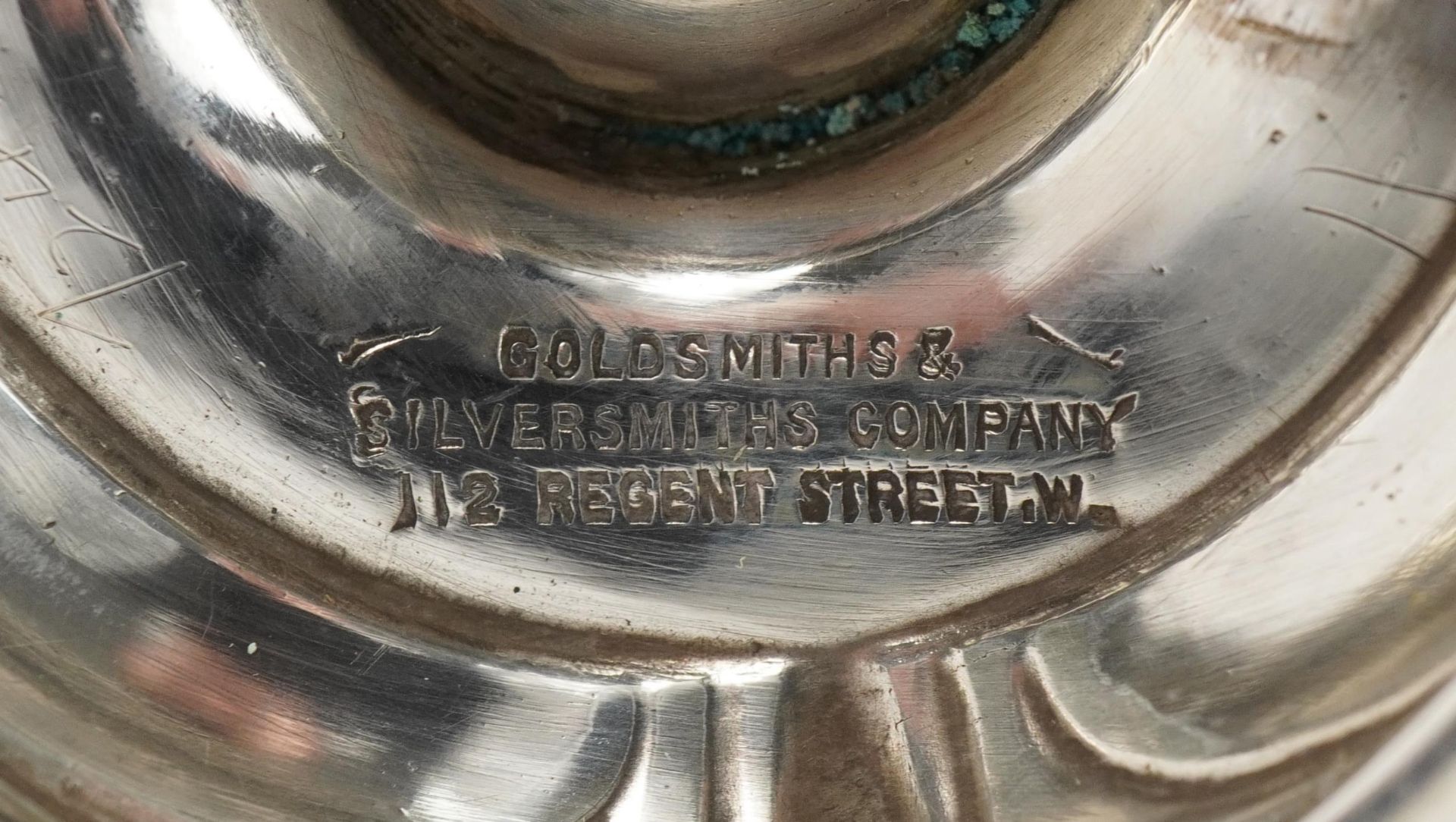 Goldsmiths & Silversmiths Co Ltd, Art Nouveau embossed silver caster, London 1913, 15cm high, 122.8g - Bild 4 aus 6