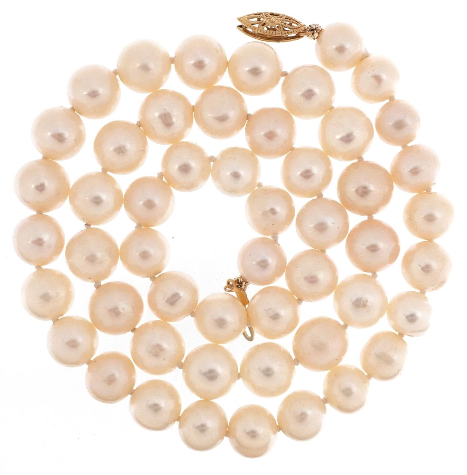 Cultured pearl single row necklace with 14ct gold clasp, 42cm in length, 38.3g : For further - Bild 3 aus 4