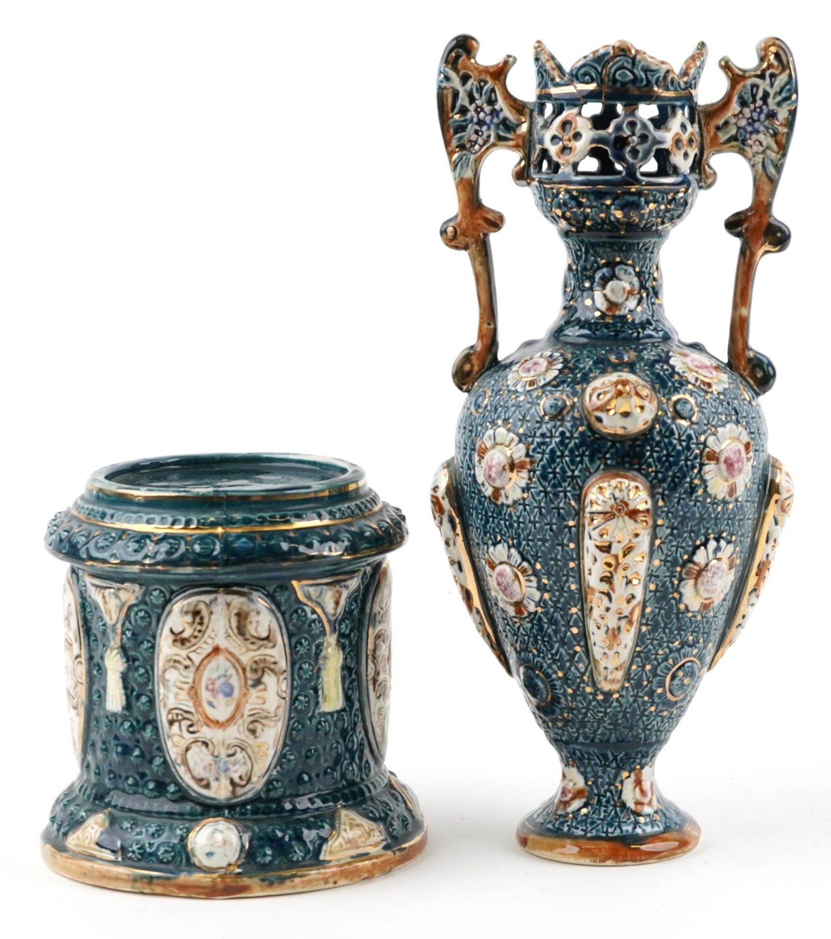 Continental Maiolica pierced vase with twin handles on a circular base, the vase and base each - Bild 3 aus 6