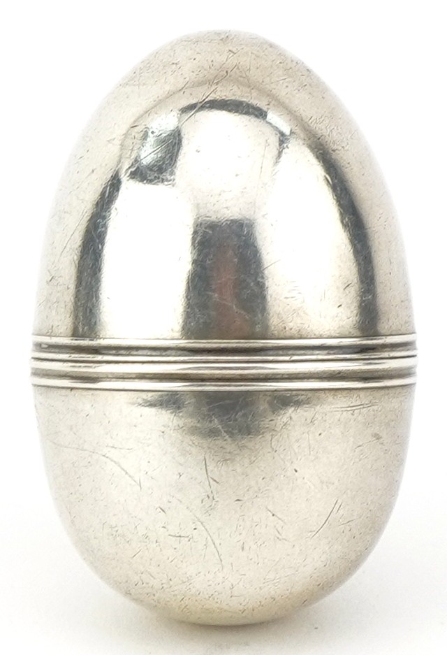 George III silver nutmeg grater in the form of an egg, SM maker's mark, London 1792, 4cm high, 15.3g - Image 2 of 4