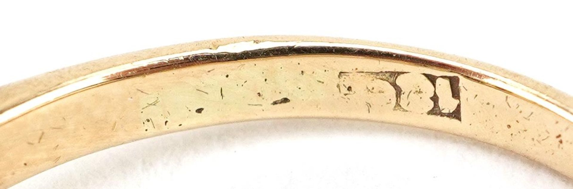 Art Deco 18ct gold diamond ring with stepped shoulders, the central diamond approximately 0.11 - Image 4 of 5
