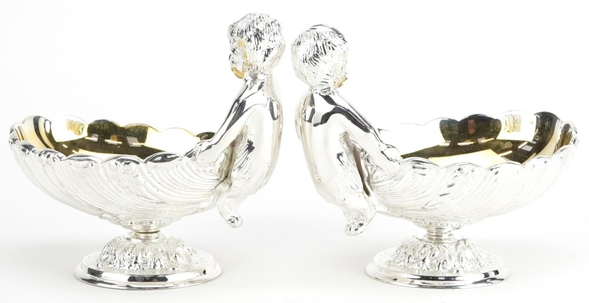 Pair of silver plated open table salts with spoons in the form of Putti holding a shell, 12cm in - Bild 3 aus 5