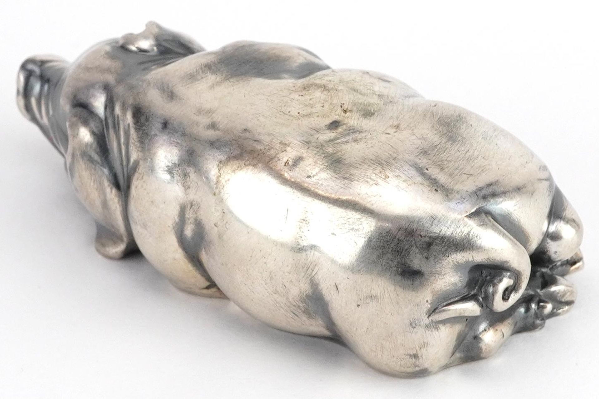 Silver recumbent pig with cabochon ruby eyes, impressed Russian marks to the base, 7cm in length, - Bild 2 aus 4