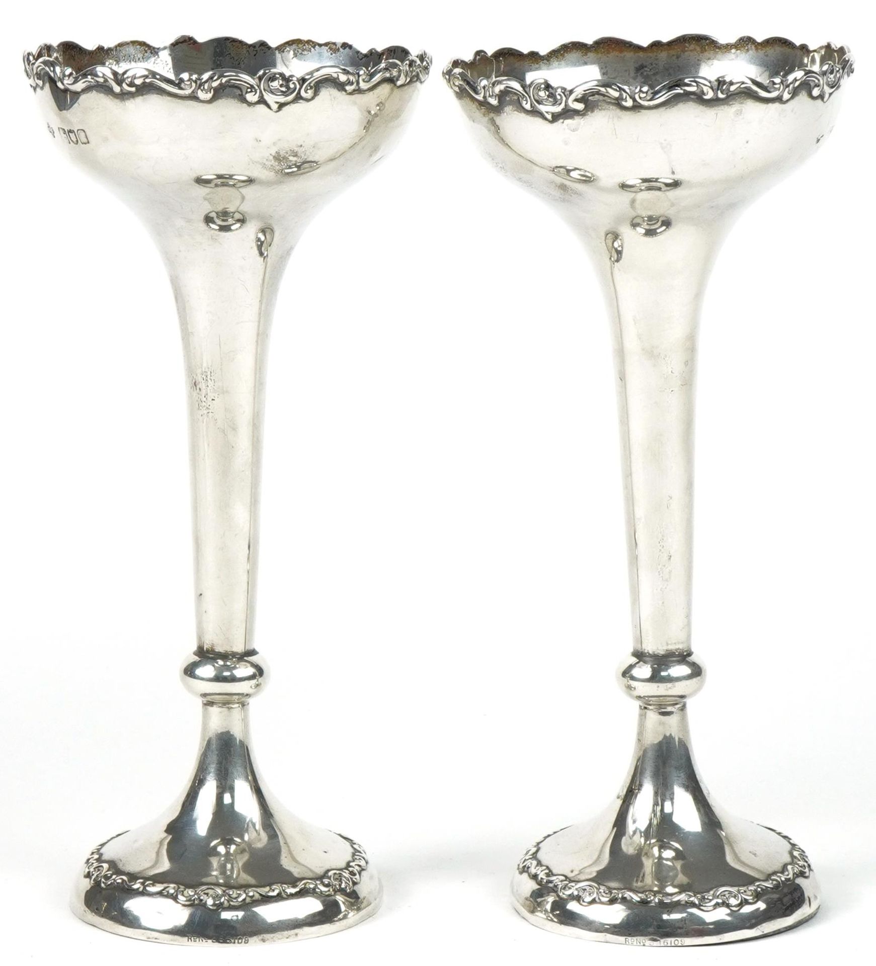 Horace Woodward & Co Ltd, pair of Arts & Crafts weighted silver tapering candlesticks with foliate - Bild 3 aus 7