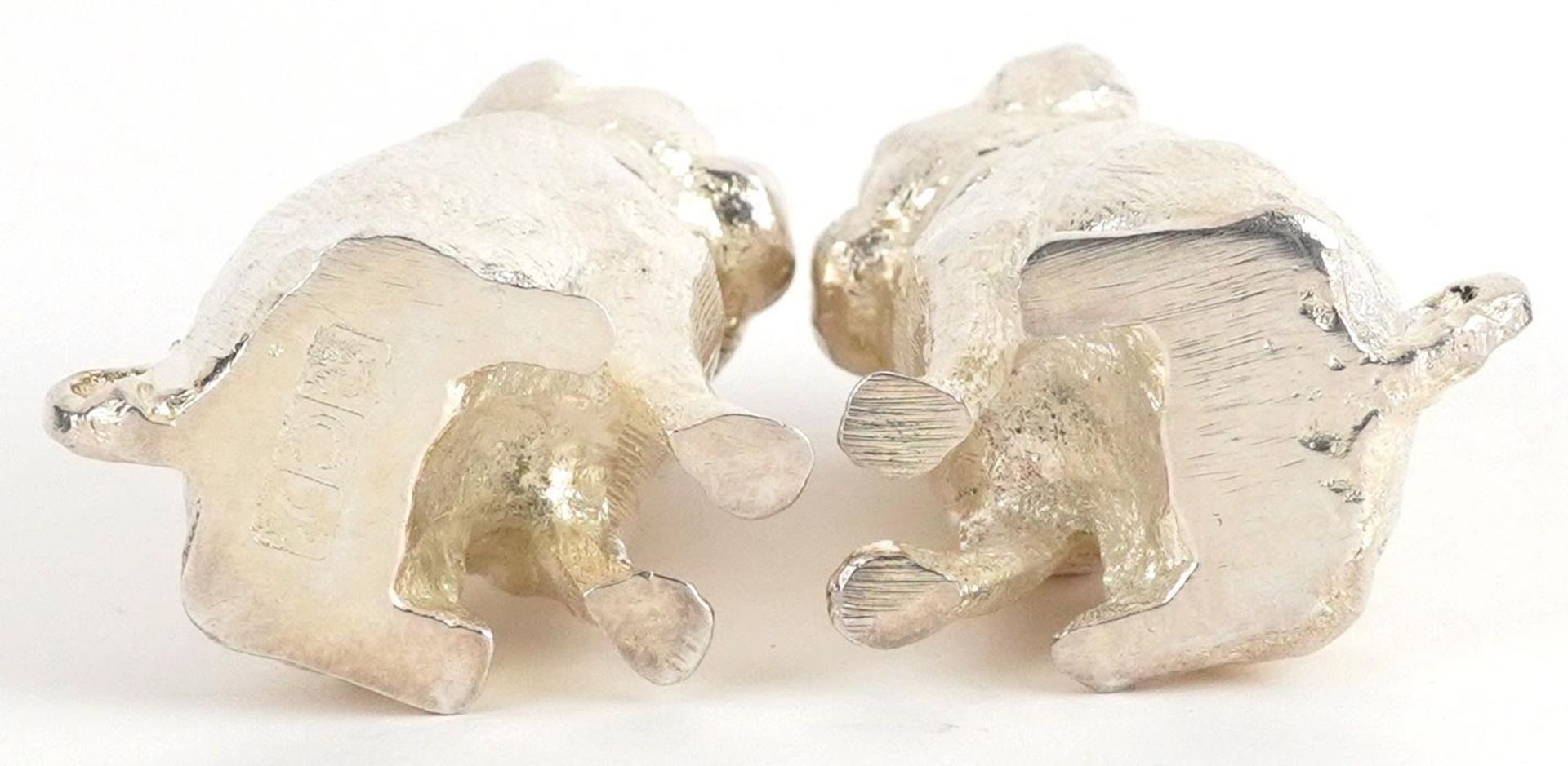 Pair of novelty silver plated salt and pepper casters in the form of dogs, each 6.5cm high : For - Bild 3 aus 3