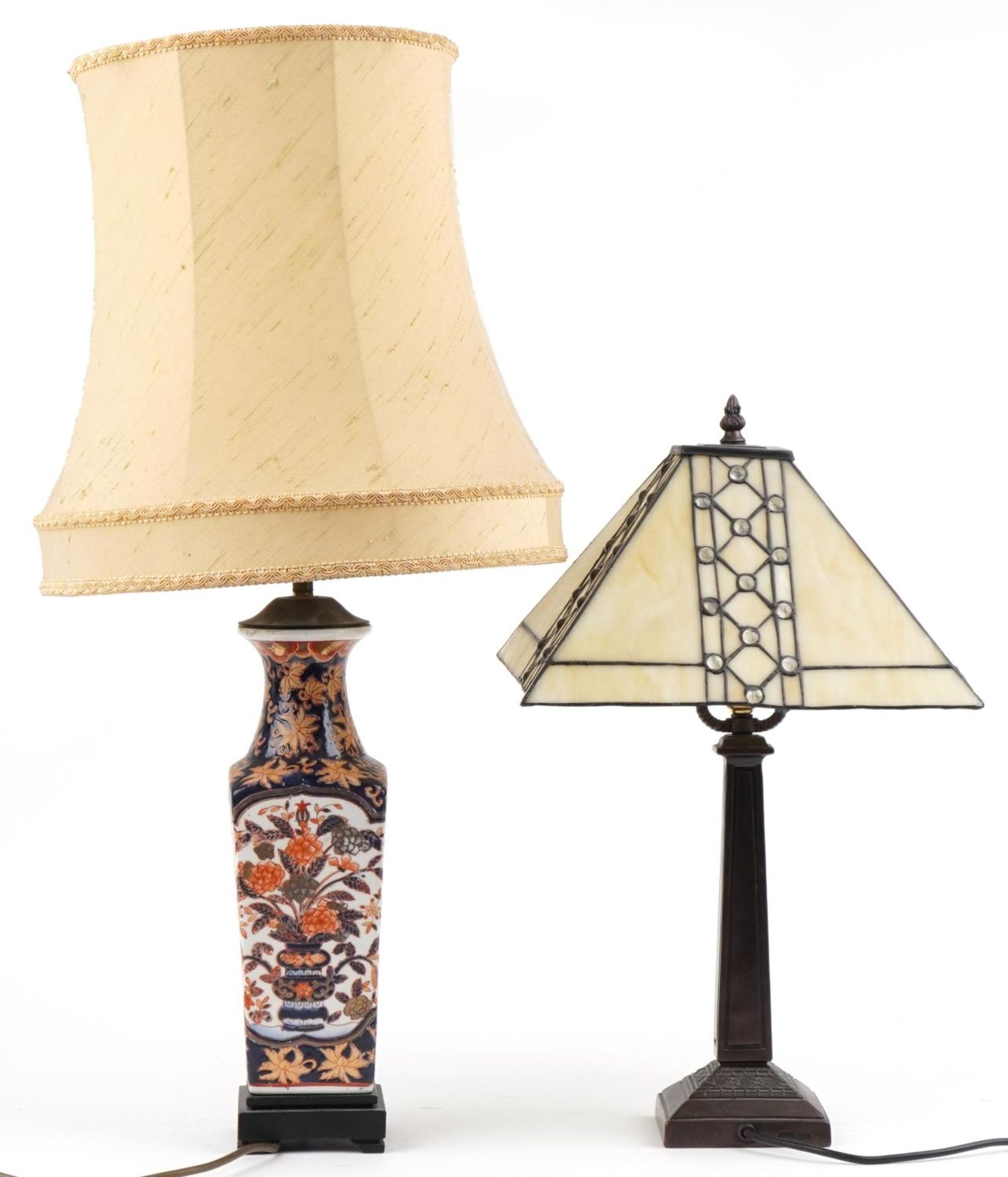 Two table lamps comprising Japanese Imari example hand painted with flowers having silk lined - Bild 3 aus 5