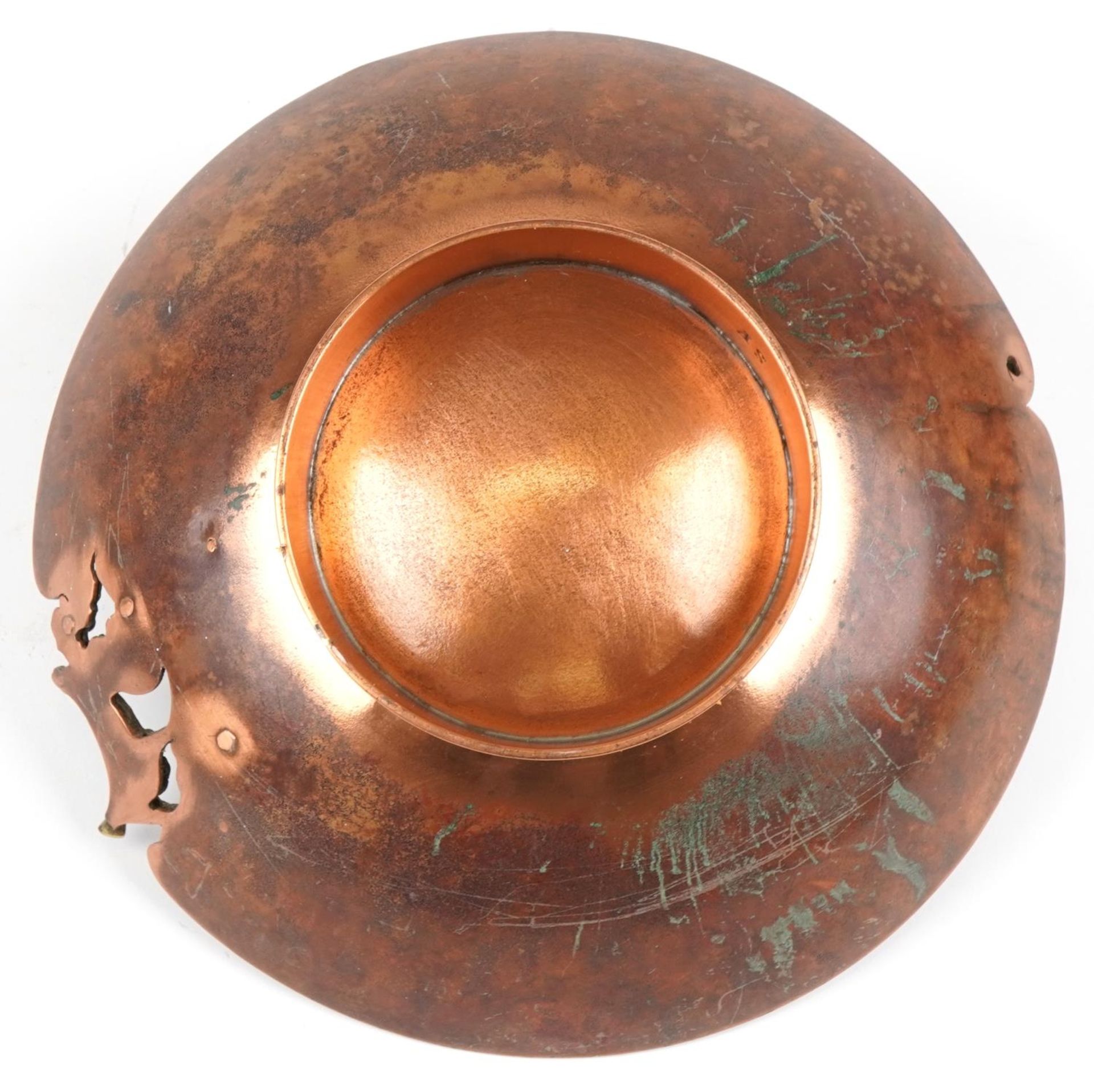Sam Fanaroff, Arts & Crafts style copper and brass centre bowl, impressed SF around the rim, 28. - Bild 4 aus 5