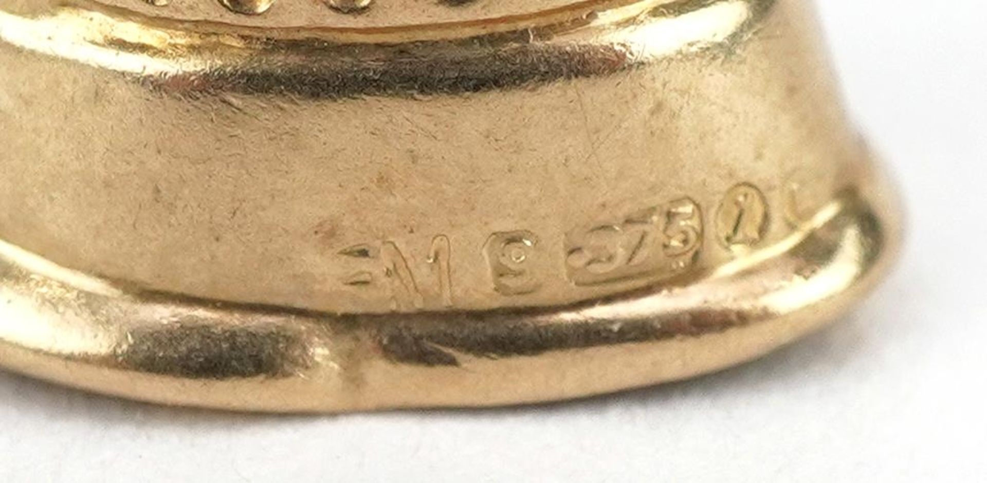 9ct gold thimble charm, 1.2cm high, 0.5g : For further information on this lot please visit - Bild 3 aus 3