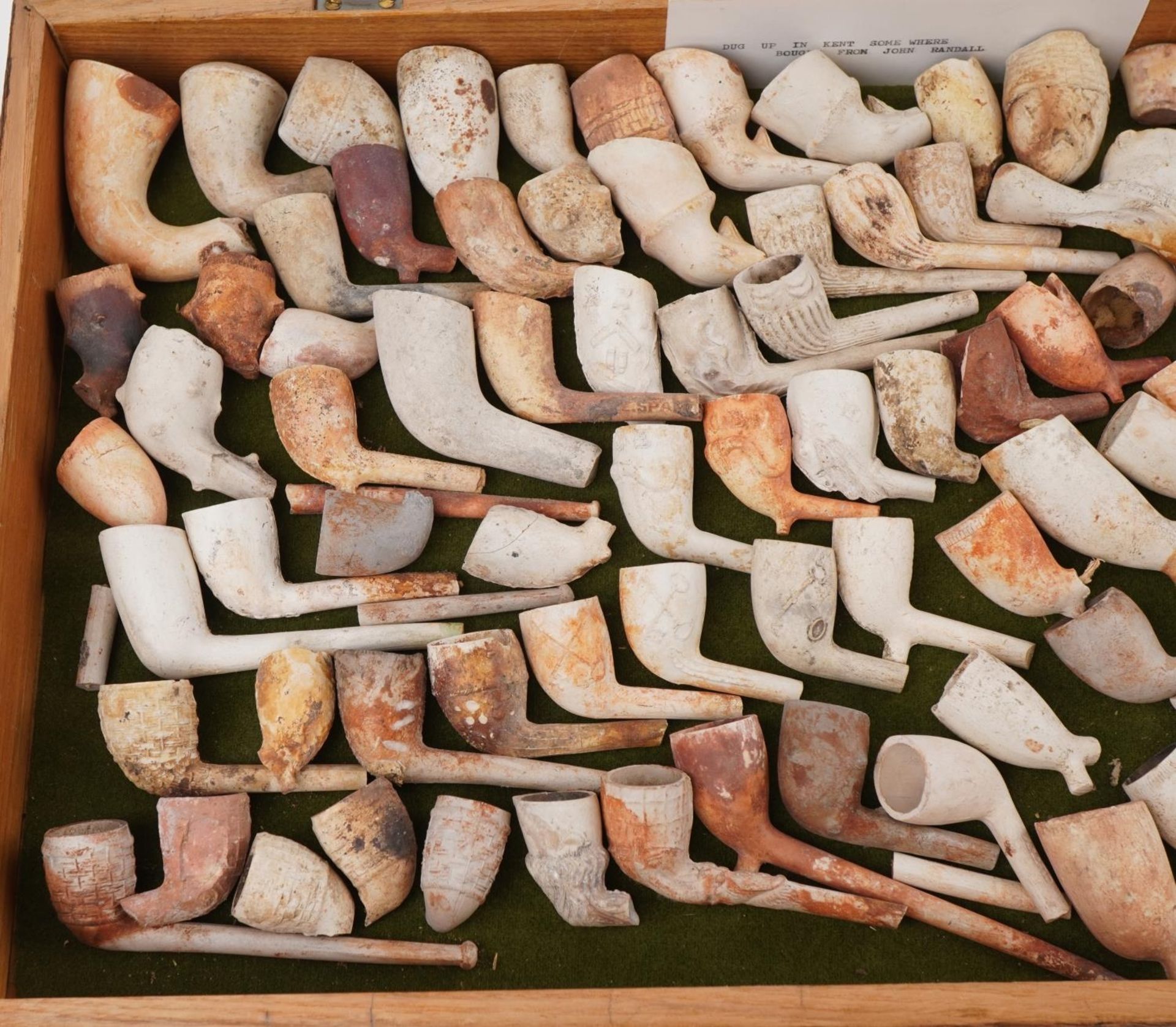 Large collection of antique clay tobacco smoking pipes and bowls arranged in a glazed display case - Bild 3 aus 5