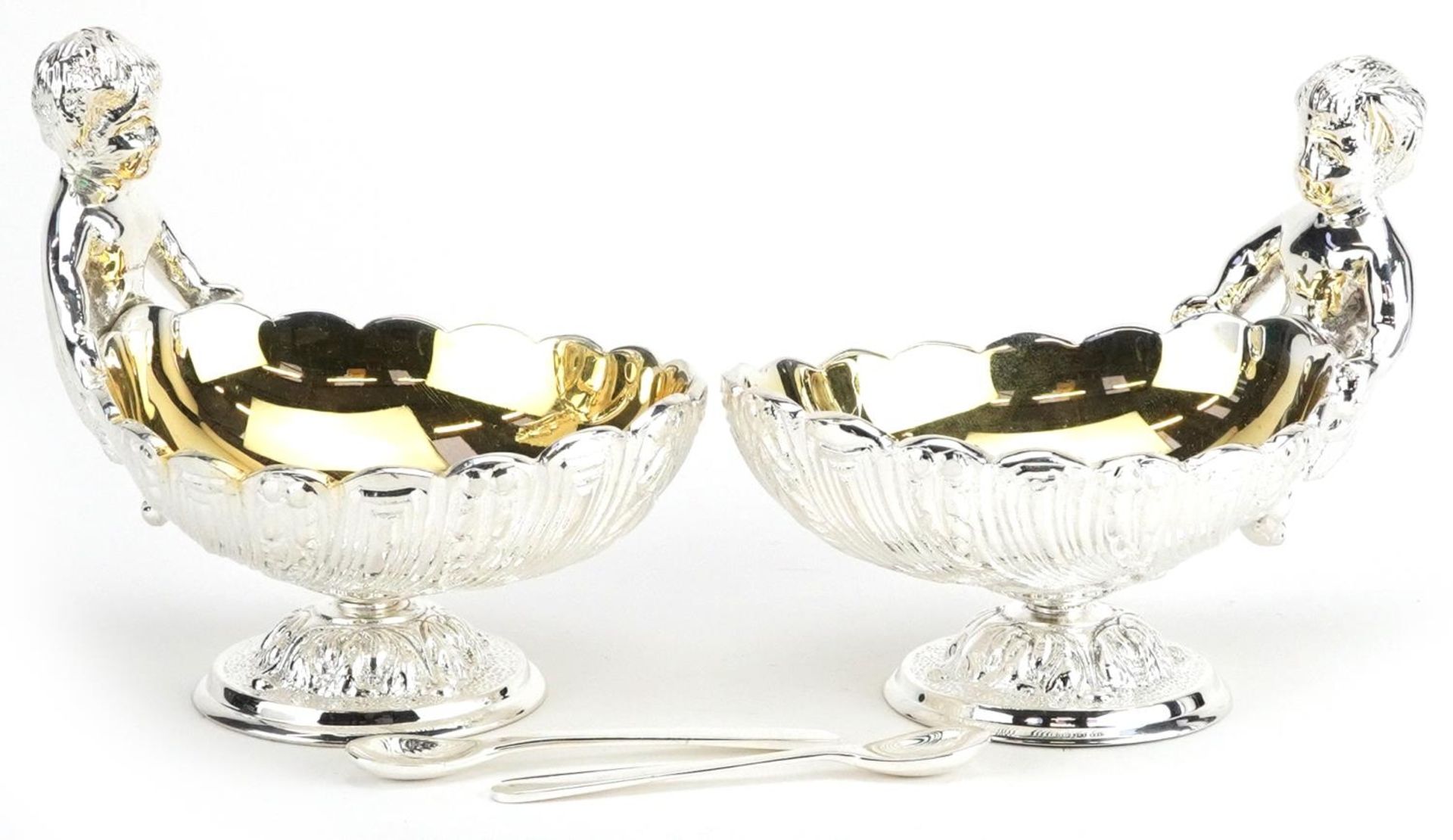 Pair of silver plated open table salts with spoons in the form of Putti holding a shell, 12cm in - Bild 2 aus 5