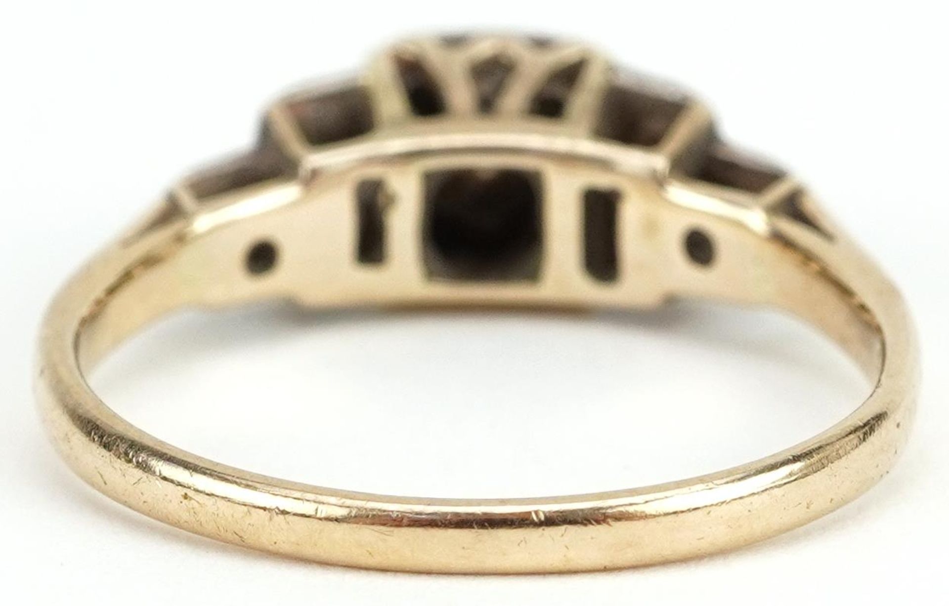 Art Deco 18ct gold diamond ring with stepped shoulders, the central diamond approximately 0.11 - Image 2 of 5